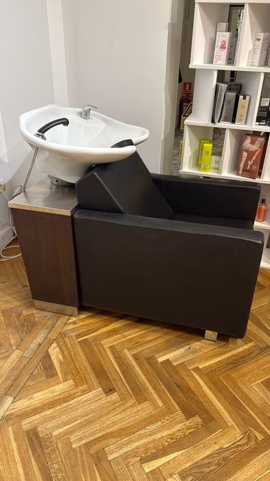 Scafă coafor / frizerie cu scaun – ceramică albă, stare bună