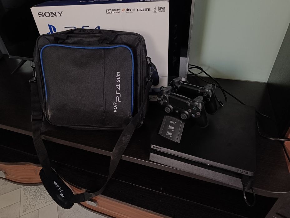 Продам PS4 в идеальном состоянии