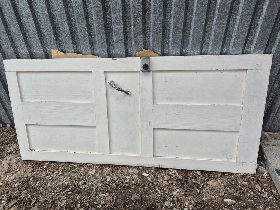 Продам дверь деревянную 2000х900 мм.