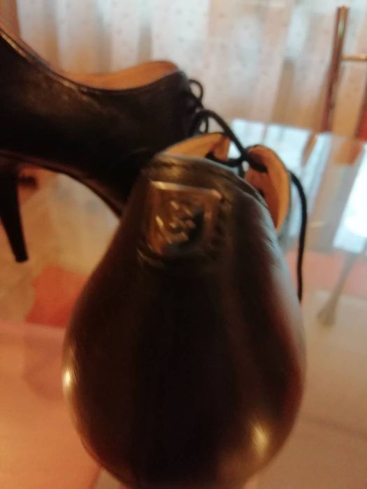 Класически обувки на марката Гес. Изцяло от естествена кожа