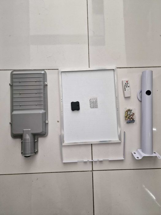 Quyosh paneli bilan ishlaydigan LED projektor LENS 500 W