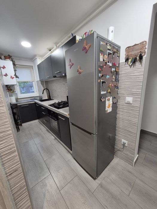 Vând Apartament 3 camere  complet renovat si mobilat.