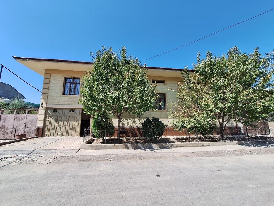 Uy hovli  sotiladi