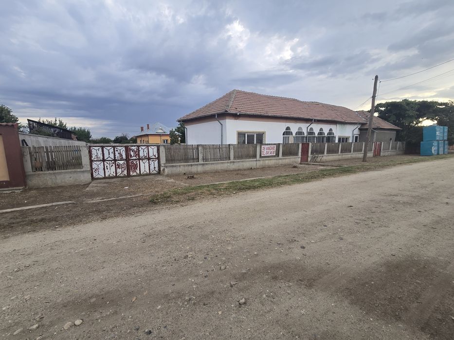 Casa de vanzare . tel 0741345097 .tern 1150 m2 din care  are 115 m2 utili