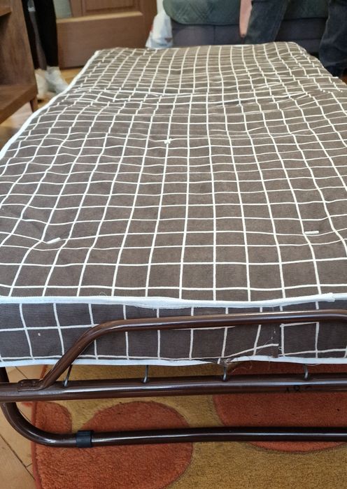 Pat pliant cu saltea inclusă