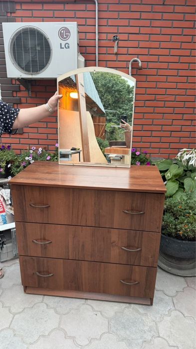 Продам комод б/у с настенным зеркалом