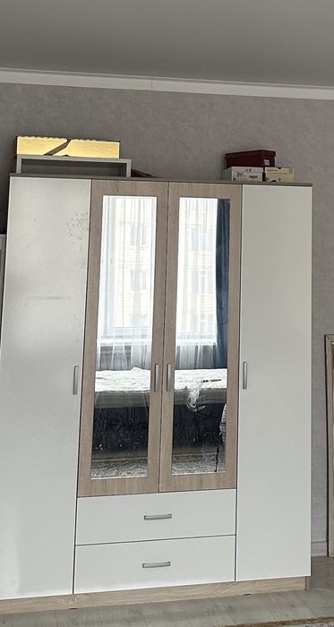 Шкаф с четырьмя дверьми