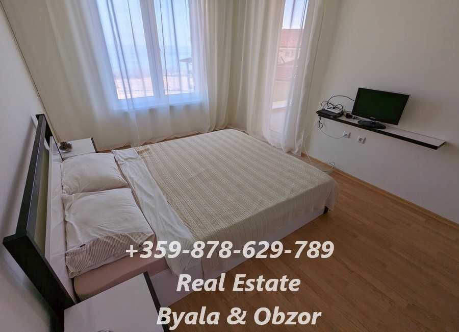 Просторен двустаен апартамент с морска гледка на първа линия в гр.Бяла