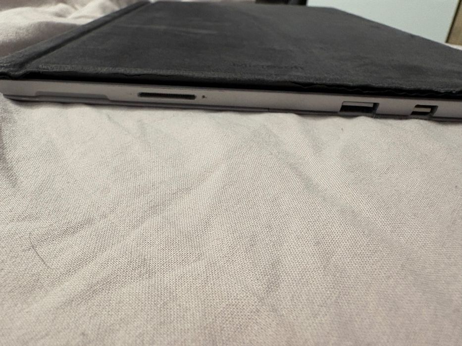 Microsoft Surface Pro 5 – 12.3” / 4GB RAM / 128GB SSD + оригинална клавиатура и писалка
