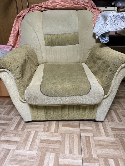 Продам 2 дивана и 1 кресло