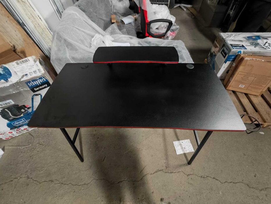 Birou de gaming cu suport de monitor