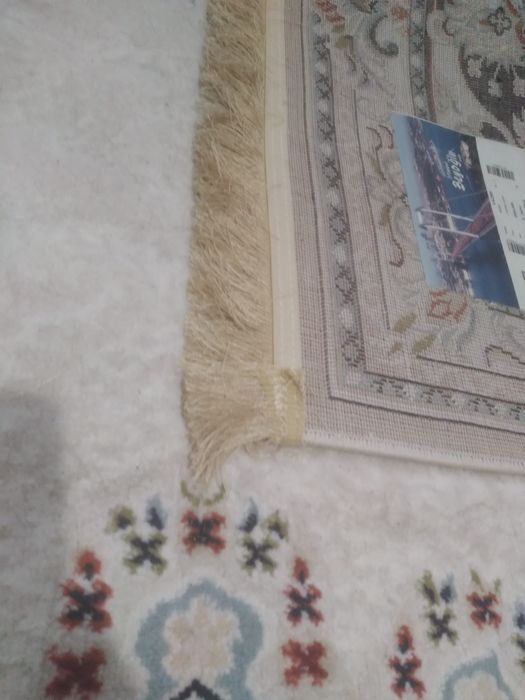 Новый  светлый  современный  ковёр