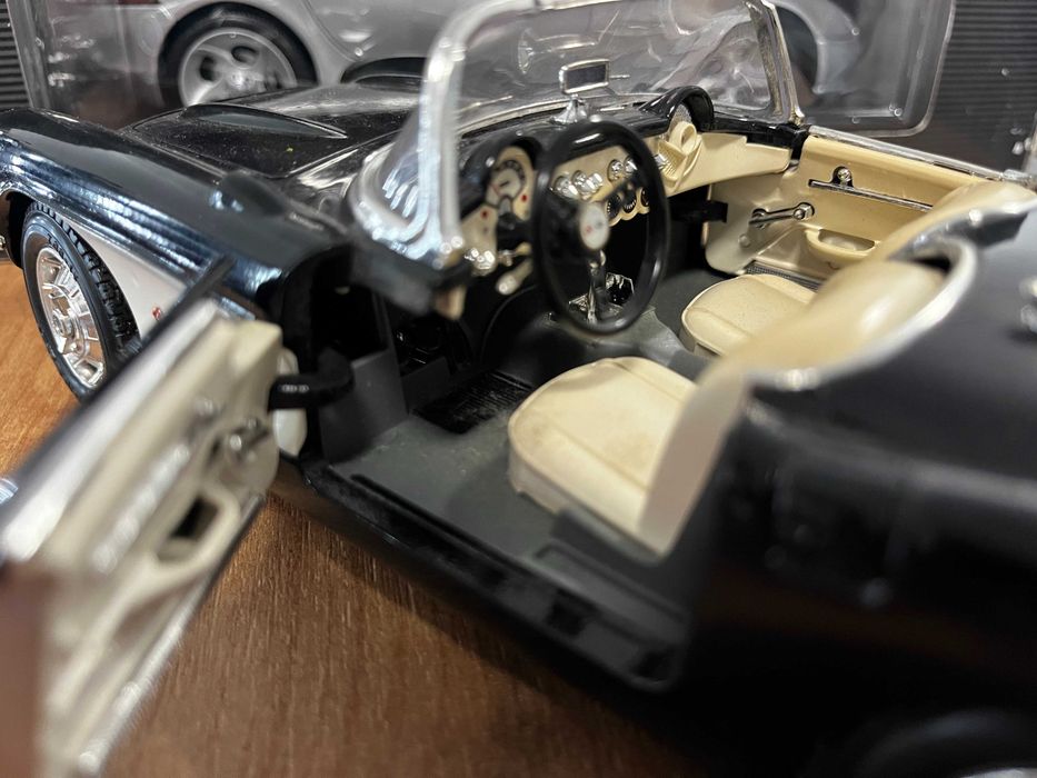 Метална колекционерски модел BBURAGO CHEVROLET CORVETTE 1957 1:18