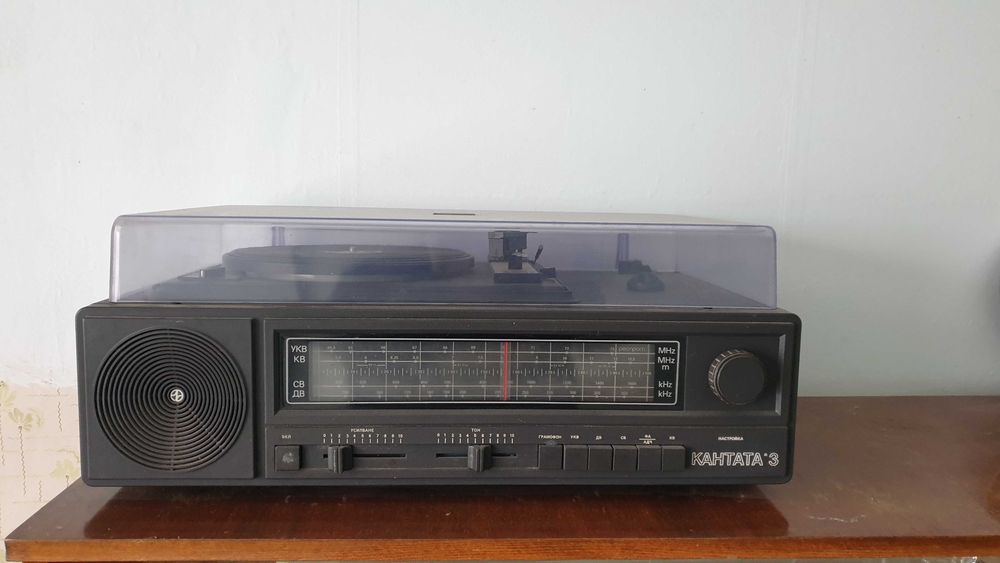 Радиограмофон "Кантата 3" + подарък 20  плочи с разнообразна музика.