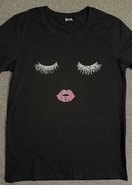 Tricou de dama cu buzele si ochii inchisi. S, 36