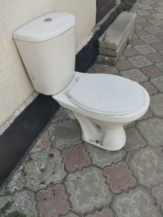 Унитаз с бачком продам 10000