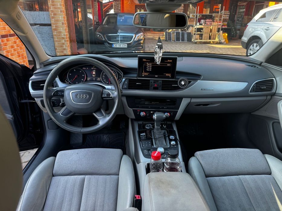 Vand Audi A6 automat,culoare albastra,interior gri cu piele alcantara.