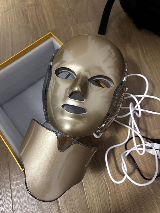 Masca faciala cu lumina LED