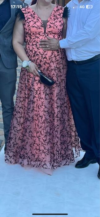 Rochie de ocazie cu pene la umeri