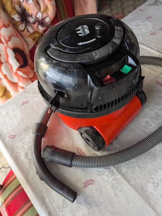 Aspirator  de praf profesional Numatic Henry
