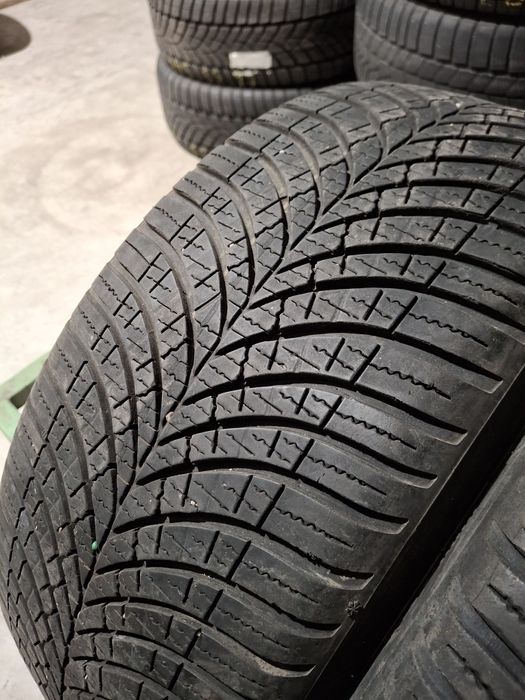 2 Anvelopele de iarnă 215 40 r18  Goodyear