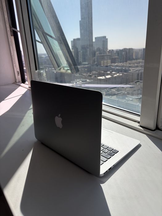Продам MacBook Air 13" (2017) — 8GB RAM / Intel i5