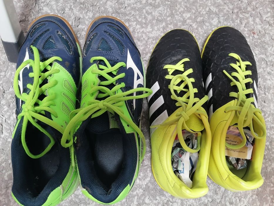 Маратонки за момче 37 и 38 номер. 
1. Футболни маратонки Adidas в черн