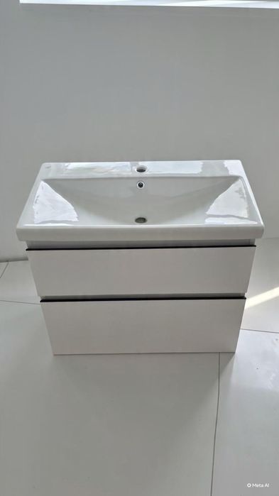 Set mobilier baie suspendat Jungborn Trenda riflaj 80 cm alb cu manier negru, adâncime 45 cm, înălțime 65 cm, lungime 80 cm.