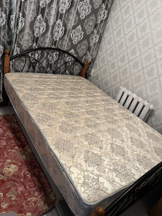 Кровать с матрасом