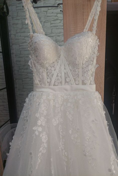 Продавам булчинска рокля, много лека и удобна с цип, корсет и връзка.