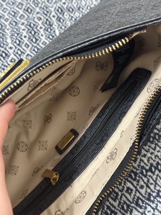 Сумка от бренда Guess с кошельком