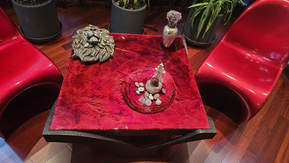 Vând masa rășină si piele,2 scaune Panton Red si 5 scaune de bar