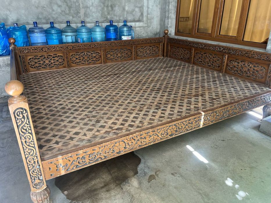 Yog'och tapchan.  O'ymakor naqshli katta o'lcham