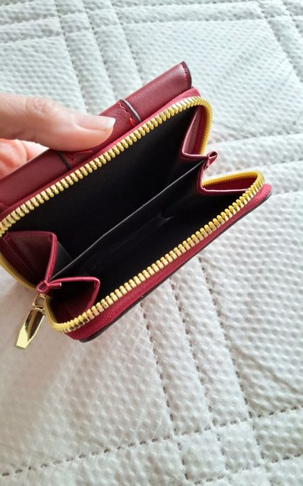 Два броя за 6 €!  Нови дамски червени портфейли
