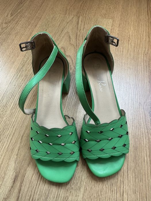 Дамски сандалети с ток 34 номер