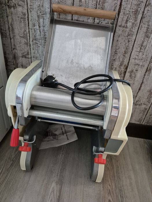 Продам тестораскаточная машина , новая