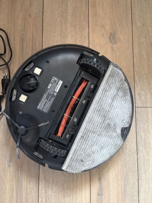 Продам на запчасти робот пылесос