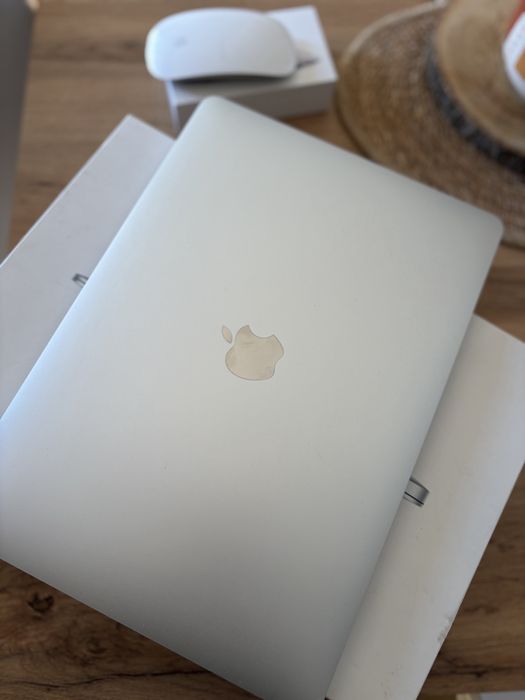 Продава се McBook air 13