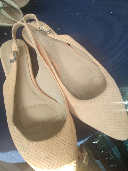 Pantof decupat din piele intoarsa