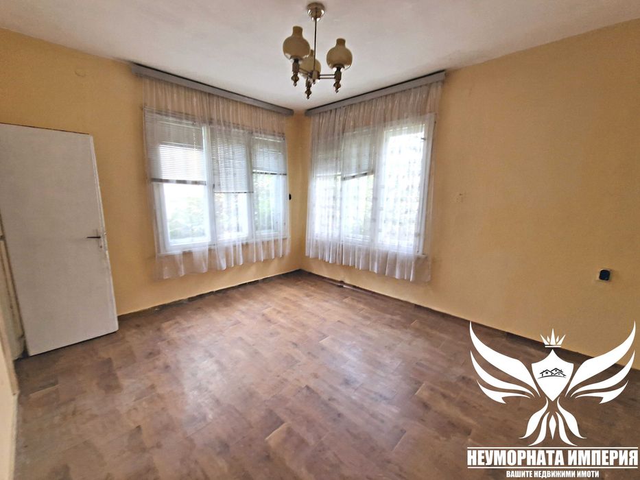 Продавам тристаен 128кв. 1ет. с гараж в гр.Асеновград, широк център