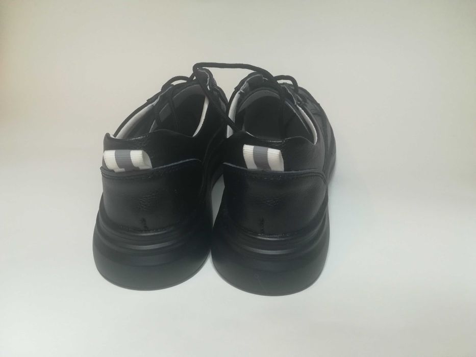 Продаю женскую обувь