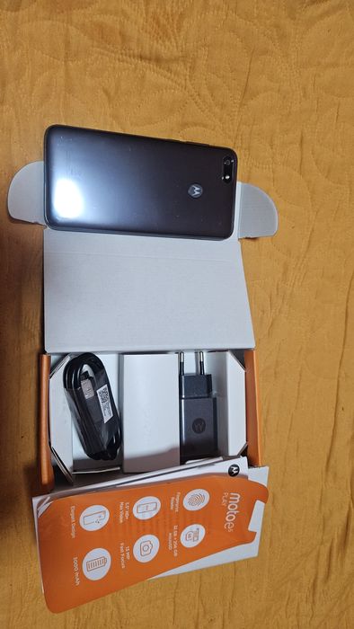 Motorola Moto E6 play Моторола и три нови стъклени протектора