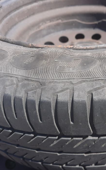 Roti vara renault 4x100,  2 buc. 175 65 14, un cauciuc cu problema