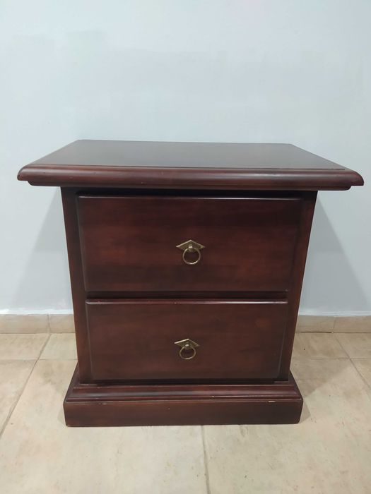 Нощни шкафчета от масивно дърво