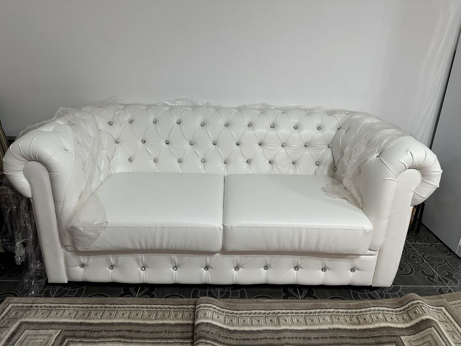 Белый кожанный диван
