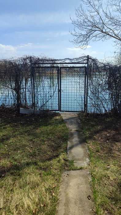 Продам дачу с выходом на воду .