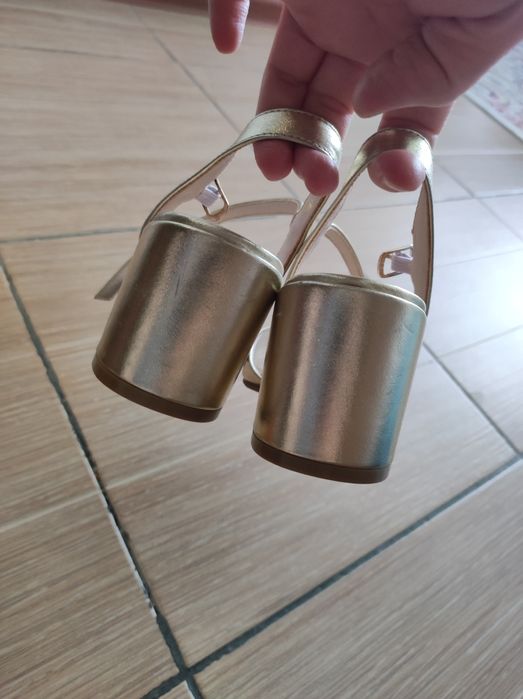 Золотистые босоножки