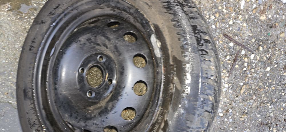 Jante cu caucuicuri ca noi.185/65/R15 de logan