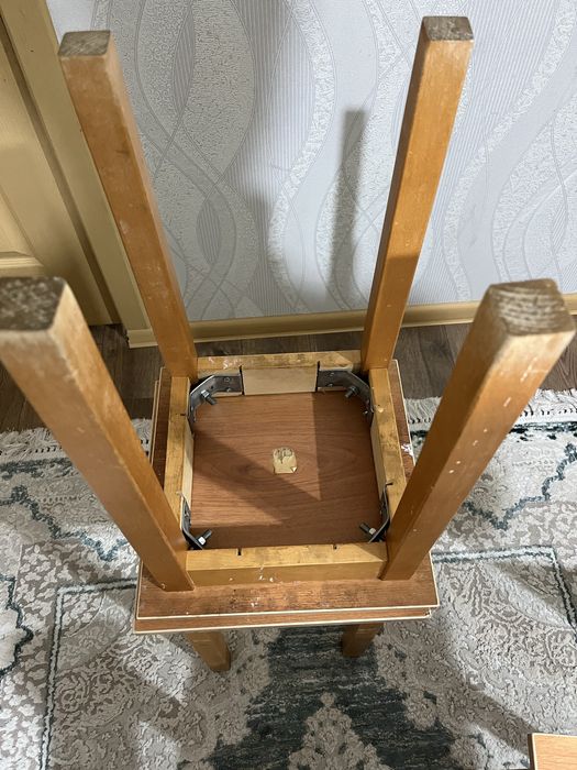 Стол с табуретками