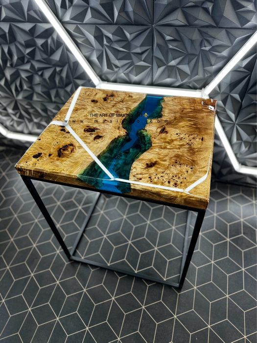 Маса от естествено дърво и епоксидна смола